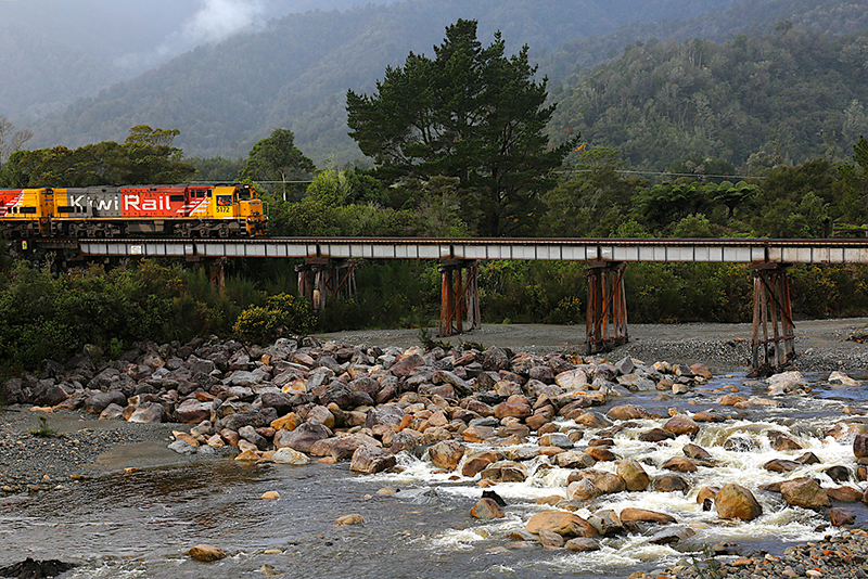 Train CRossing Bridge Near Granity : New Zealand : Travel : Photos :  Richard Moore Photography : Photographer : 